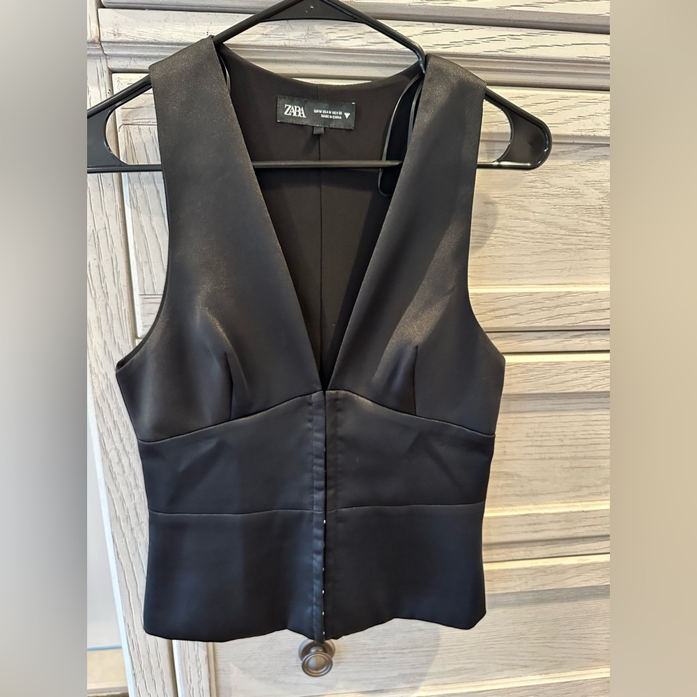 Zara NWOT Chic & Classy Black Sleeveless Satin Effect Top Medium ❤️